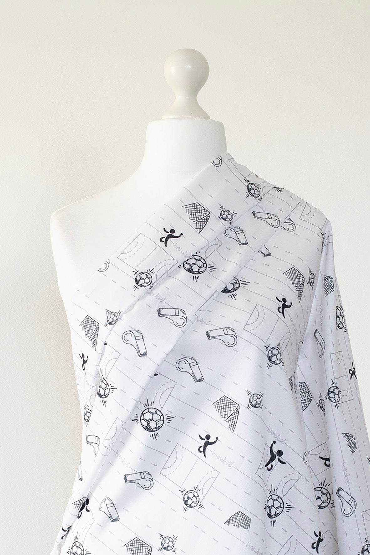 Handball schwarz-weiß – Baumwollstoff | Sportlich & neutral